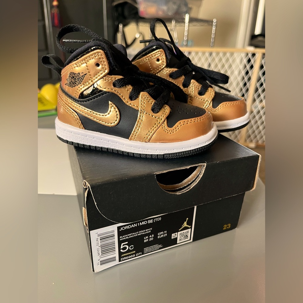 Jordan 1 Mid SE size 5c toddler size